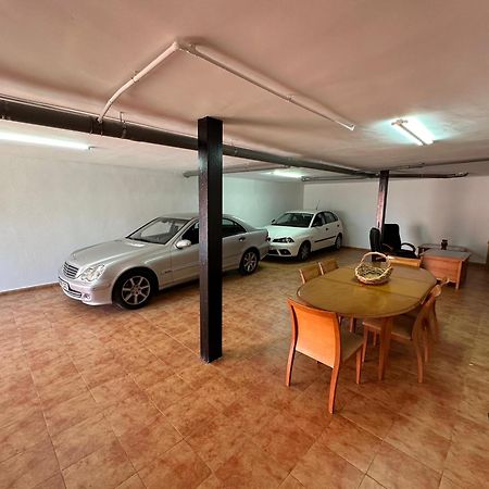 Casa Grande De Tres Plantas Con Parking Gratis Villa Linares  Exterior photo