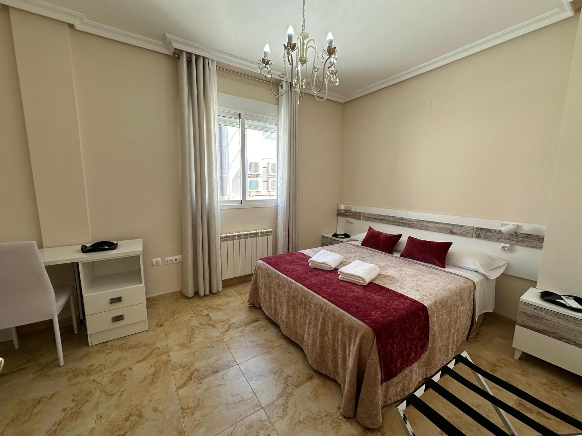 Casa Grande De Tres Plantas Con Parking Gratis Villa Linares  Exterior photo