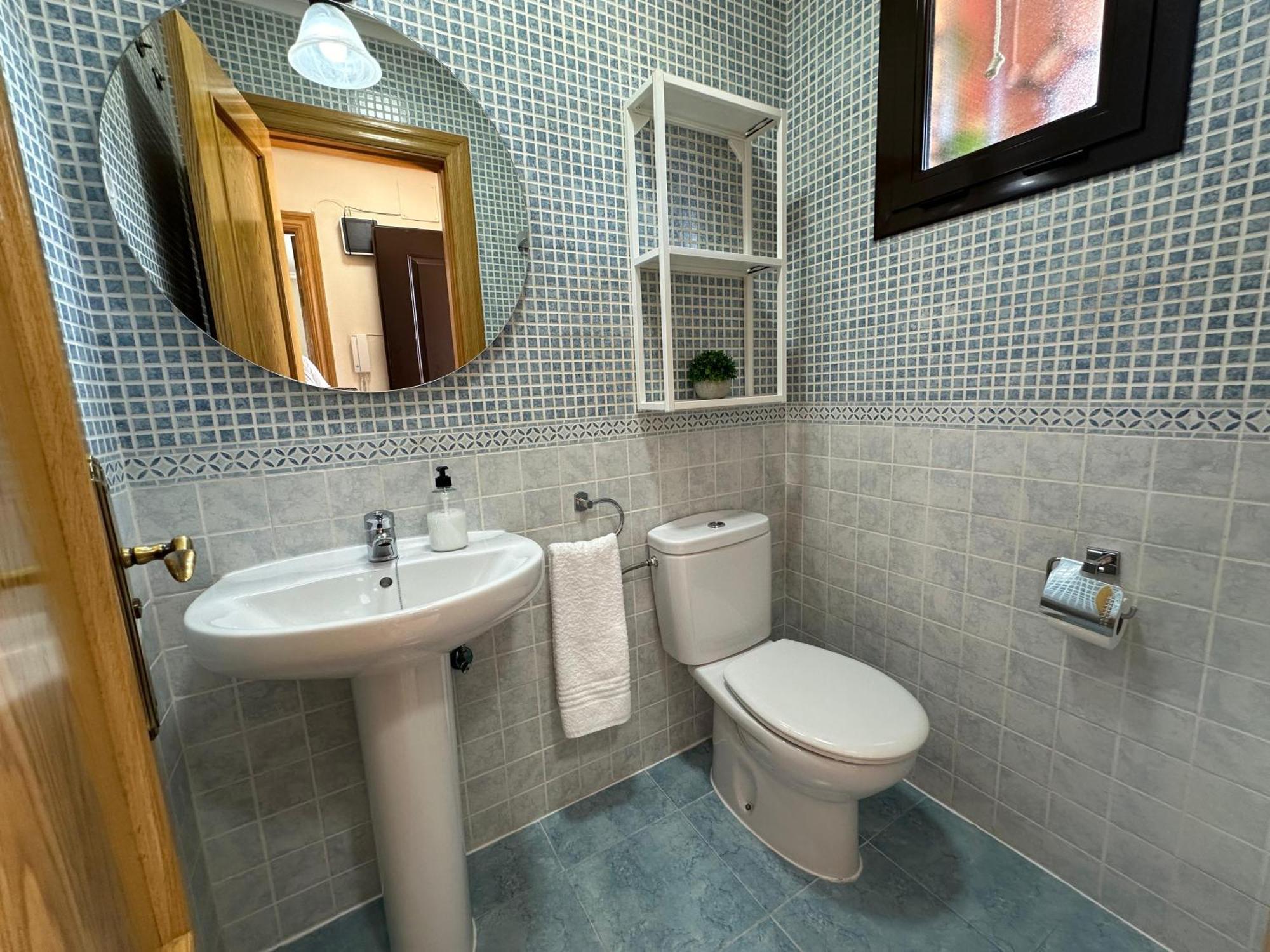 Casa Grande De Tres Plantas Con Parking Gratis Villa Linares  Exterior photo