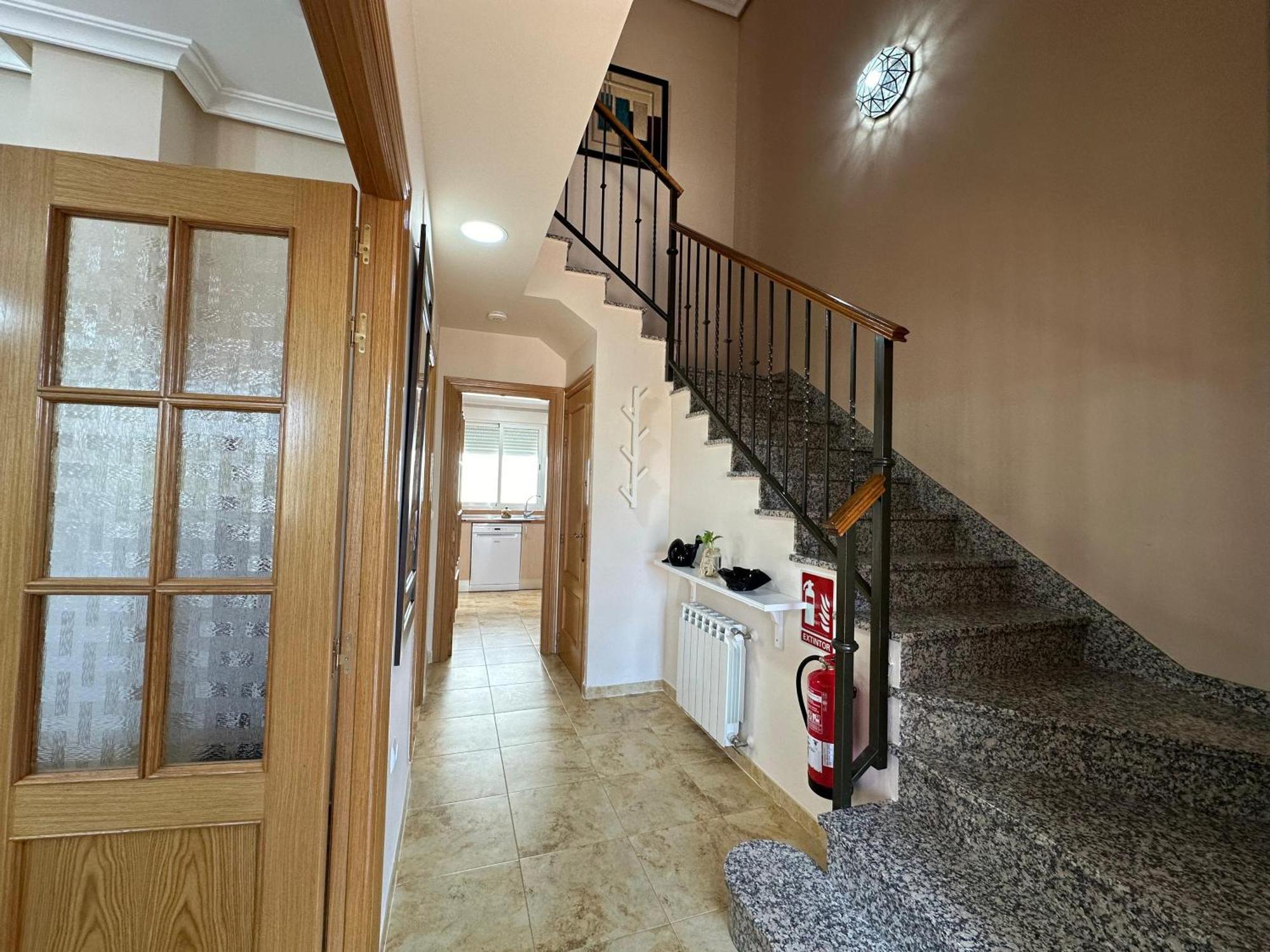 Casa Grande De Tres Plantas Con Parking Gratis Villa Linares  Exterior photo
