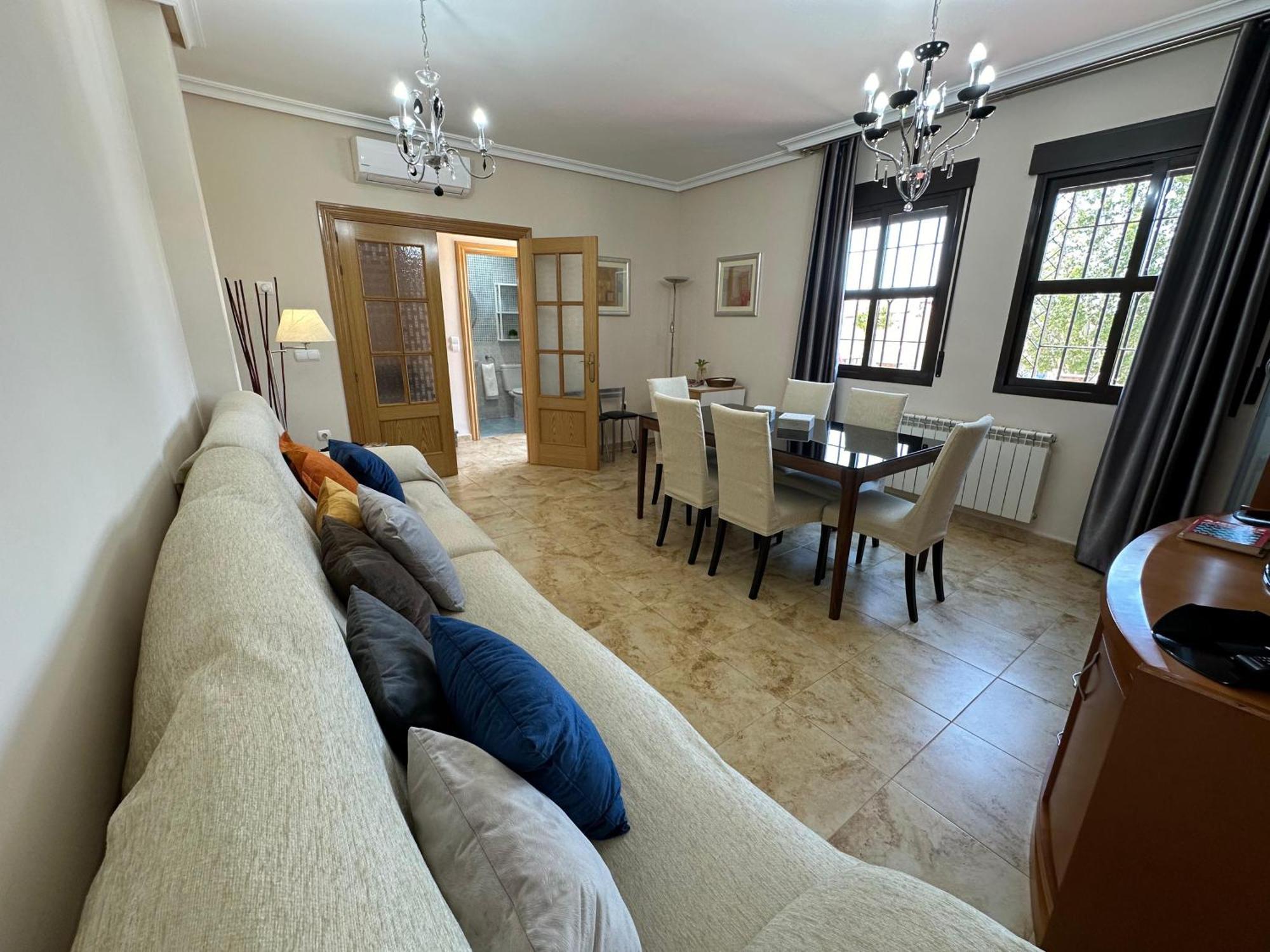 Casa Grande De Tres Plantas Con Parking Gratis Villa Linares  Exterior photo