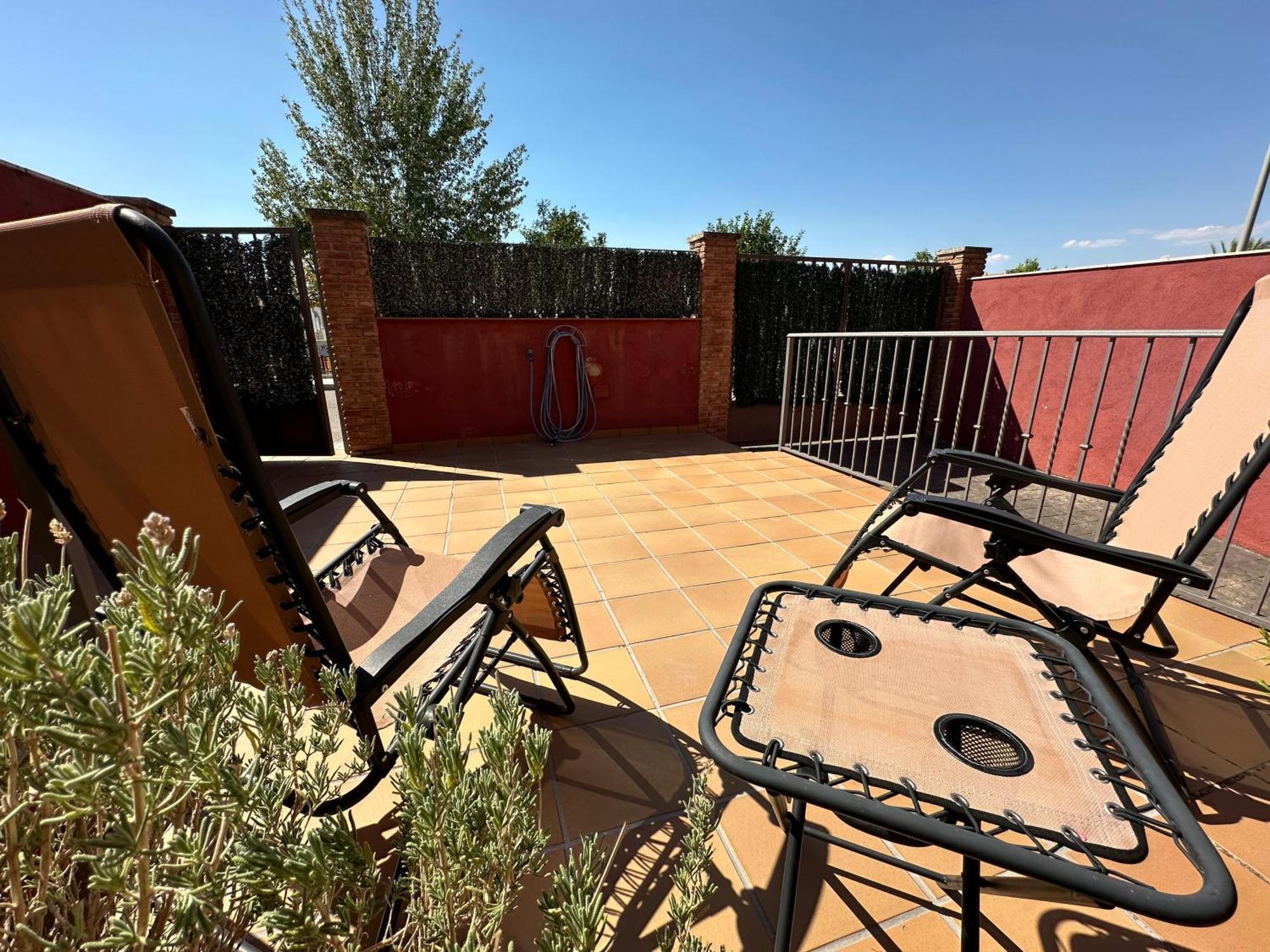 Casa Grande De Tres Plantas Con Parking Gratis Villa Linares  Exterior photo