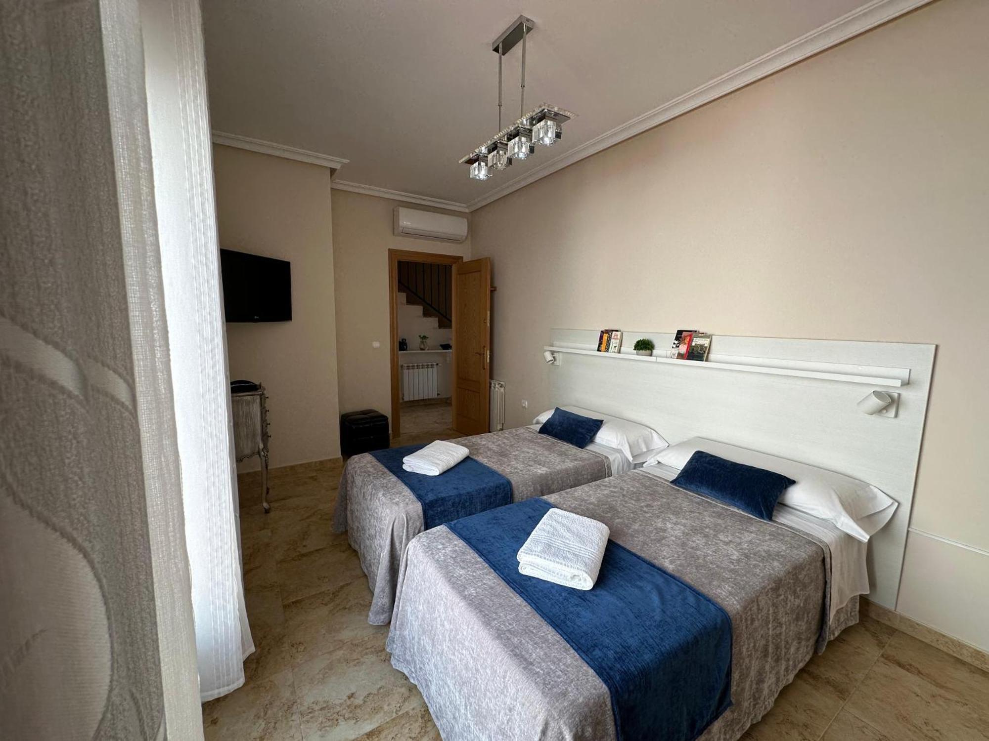 Casa Grande De Tres Plantas Con Parking Gratis Villa Linares  Exterior photo