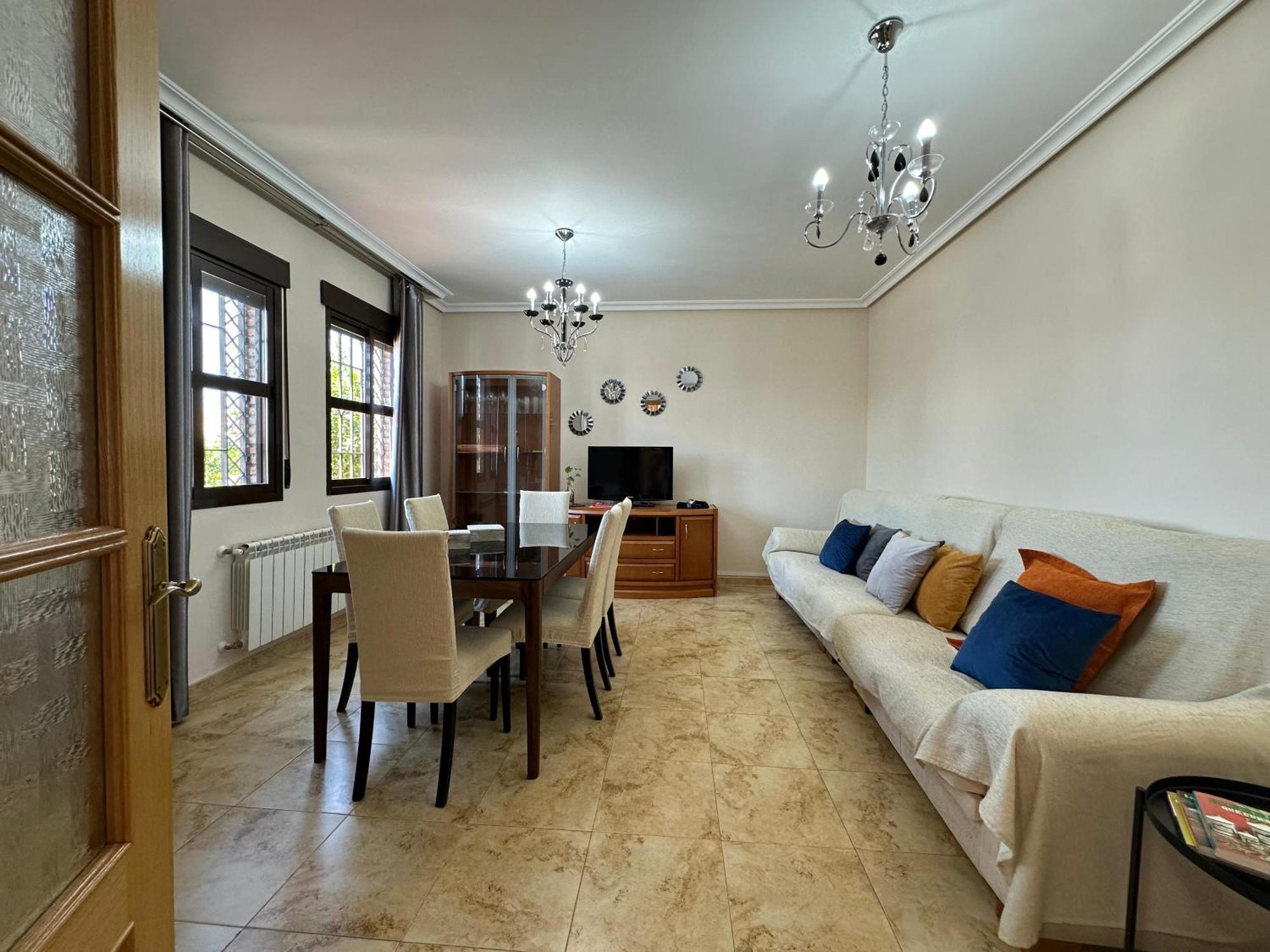 Casa Grande De Tres Plantas Con Parking Gratis Villa Linares  Exterior photo