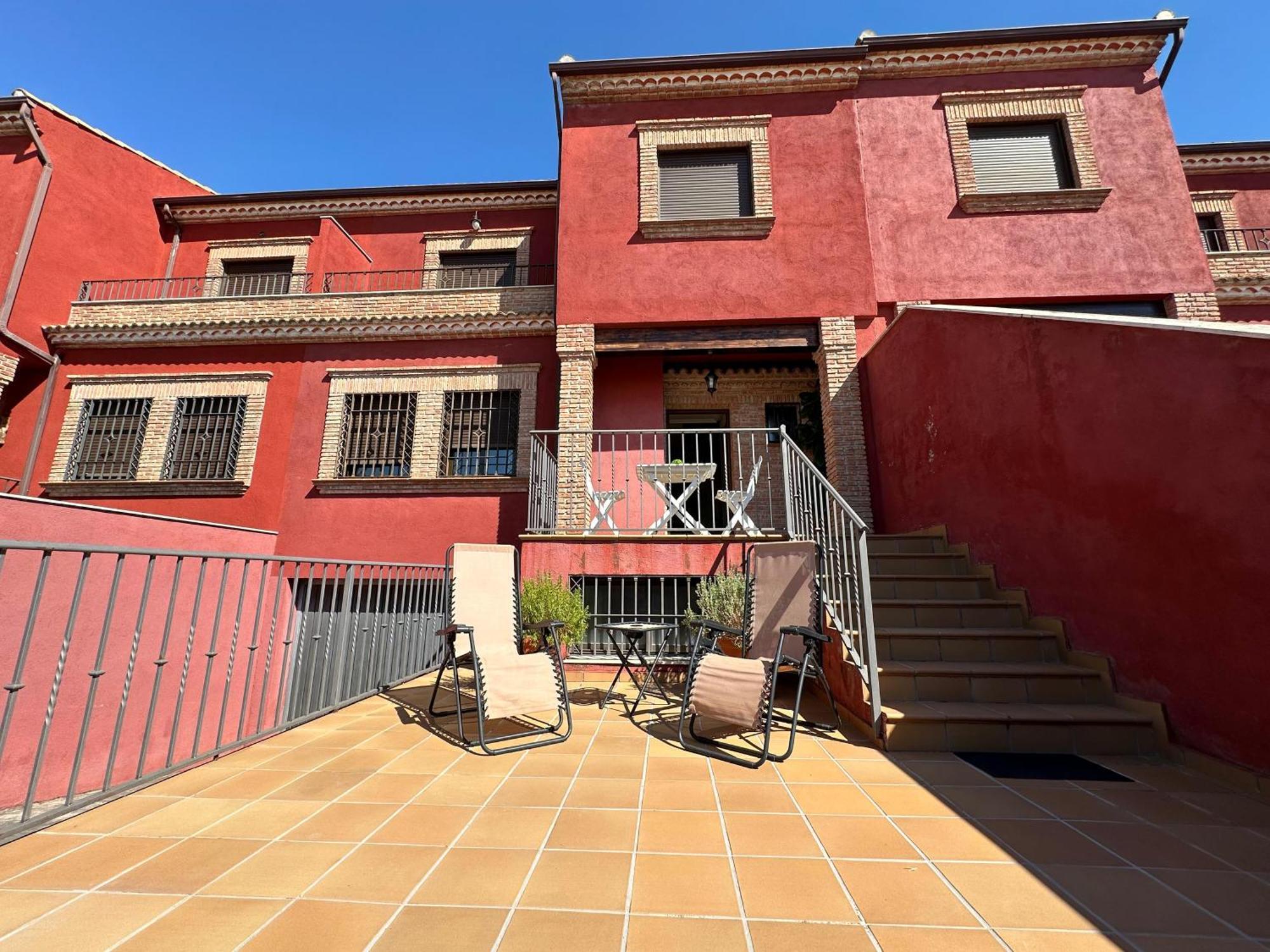 Casa Grande De Tres Plantas Con Parking Gratis Villa Linares  Exterior photo